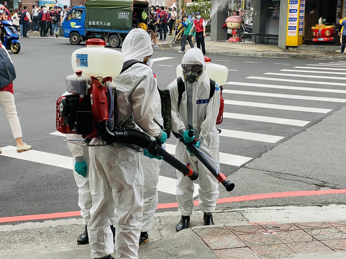 板橋家庭群聚＋4， 因小女兒疑為北市某會計師事務所員工，北市衛生局表示已接獲新北通知，進行疫調與環境清消中。（圖為清消示意） 圖：新北市民政局/提供（資料照）