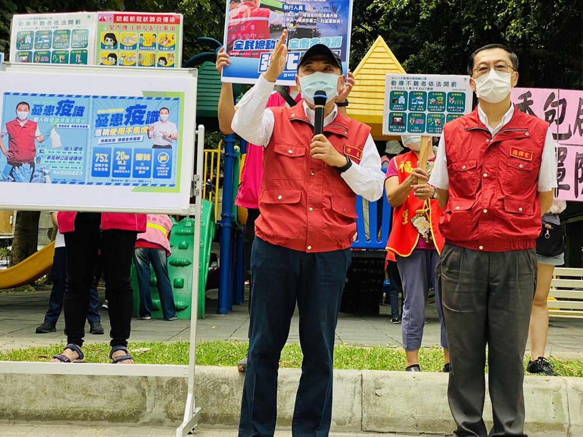侯友宜今早前往三重區視察消毒情形，區長陳奇正陪同。 圖：新北市民政局提供
