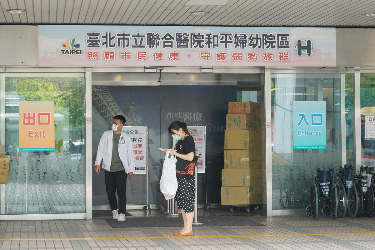和平醫院昨晚傳出有2名確診個案，目前醫院正緊急撤離部份病人。 圖：張良一/ 攝