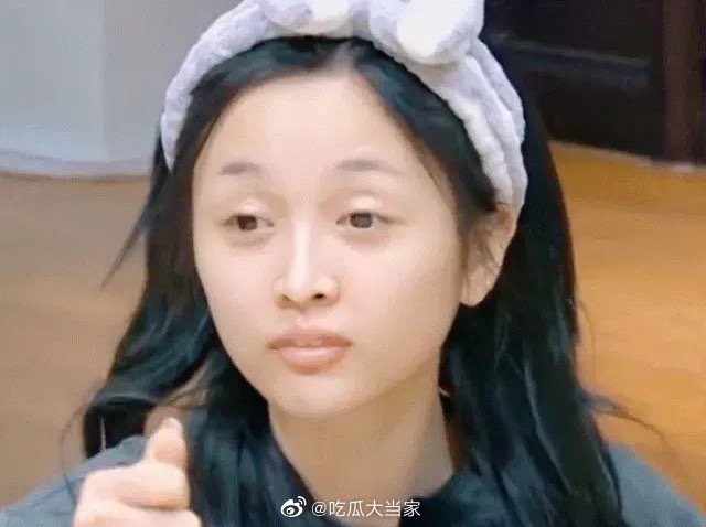 她在節目上公開素顏的樣子，化妝前後差異極大，引起不少網友討論。 圖：翻攝自微博