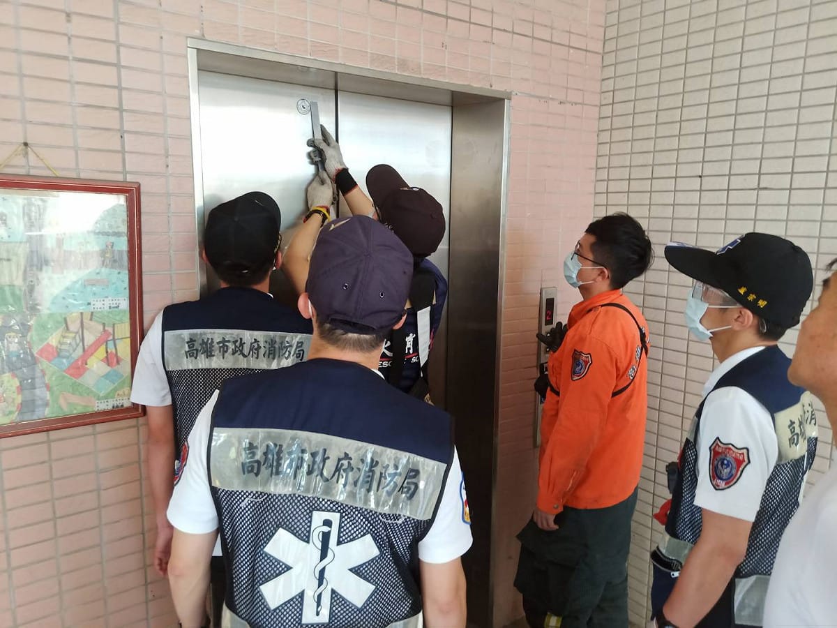 今（14）日稍早卻傳出高雄市有國小學童受困電梯中，消防隊已經前往救援 圖：民眾 / 提供