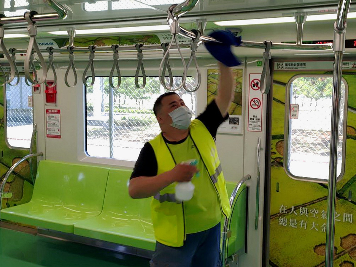清潔人員消毒捷運車廂內的扶手、拉環。 中捷/提供