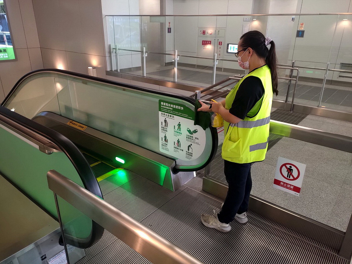民眾在車站常碰觸的設備均定時消毒。 中捷/提供