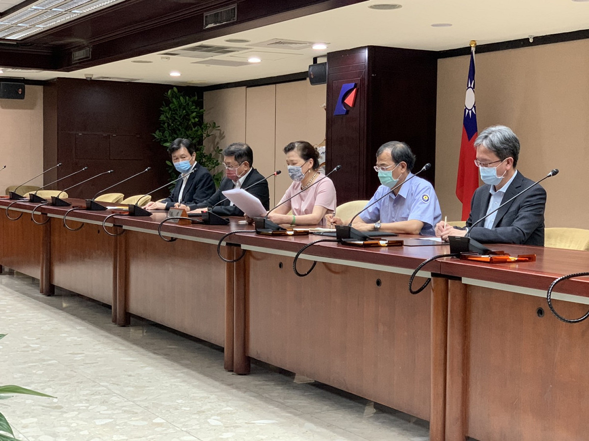 經濟部長王美花（中）今天召開記者會，公布513大停電調查報告，並說明賠償方案。 圖：翻攝自台電官網