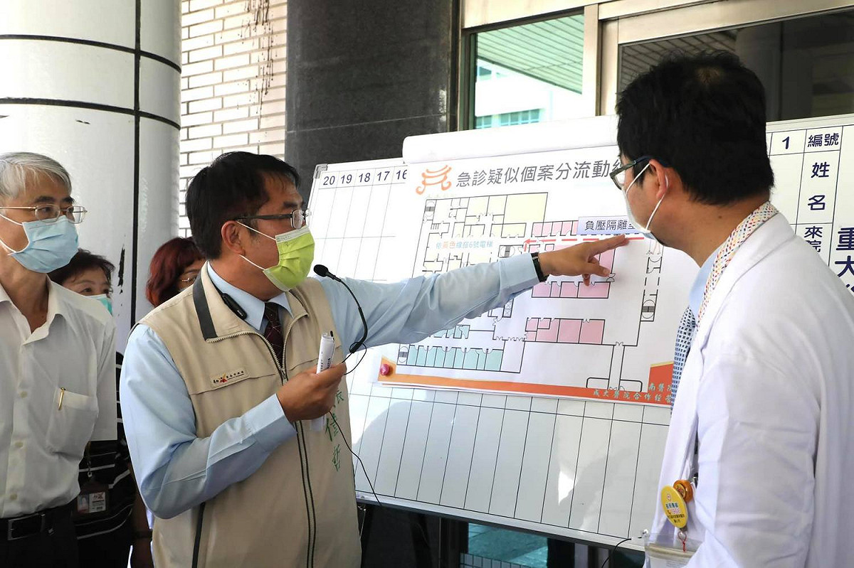 台南市長黃偉哲今日表示，為避免防疫失守，台南市警局將擴大查緝八大行業及非法小吃部。  圖：翻攝自黃偉哲臉書