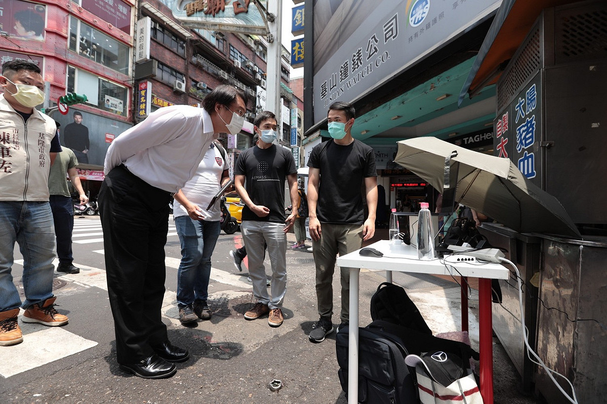 基隆市長林右昌市長視察廟口光達人流監測系統。 圖：翻攝自基隆市政府官網