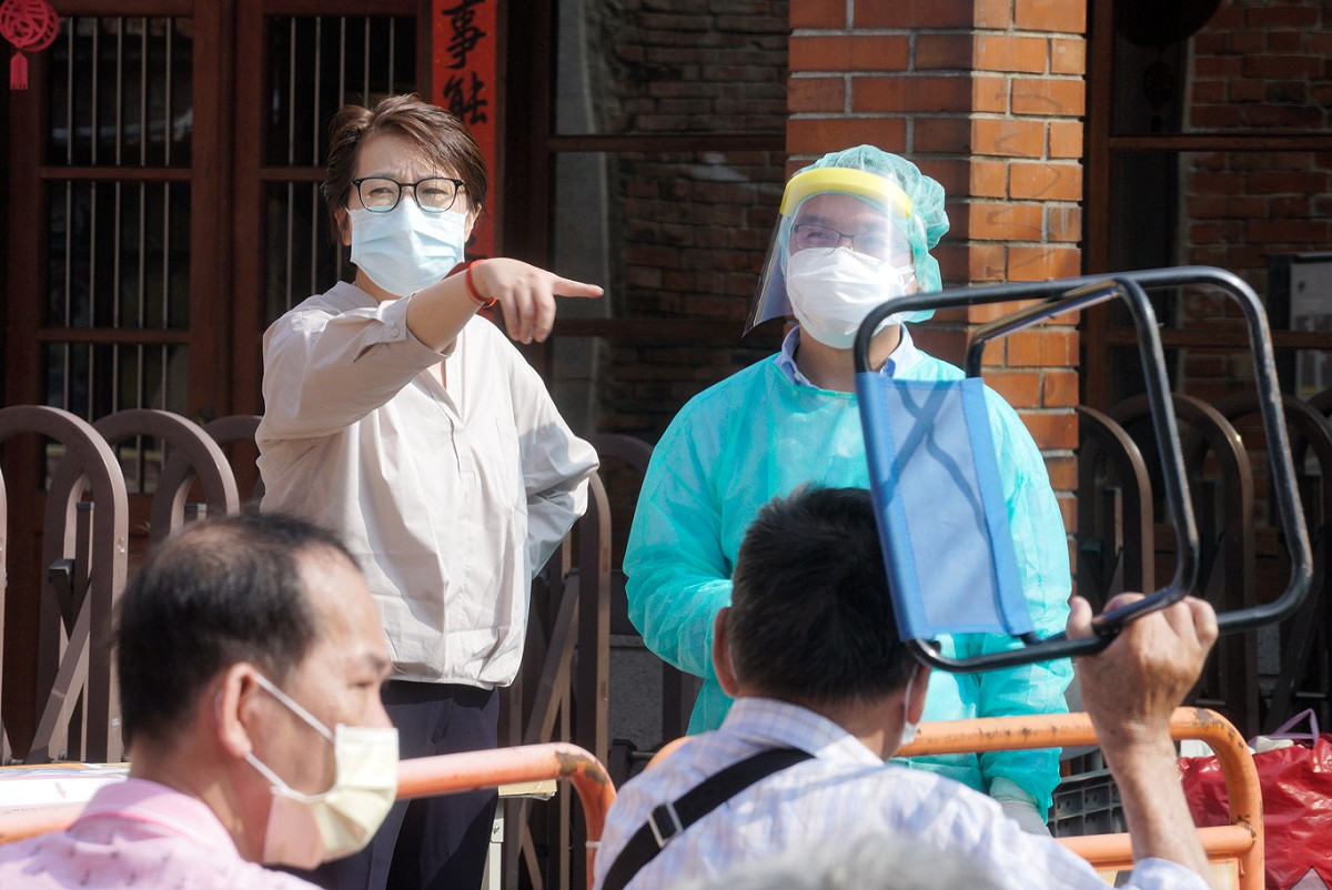 台北市副市長黃珊珊到剝皮寮視察武漢肺炎快篩情況。 圖：張良一/攝