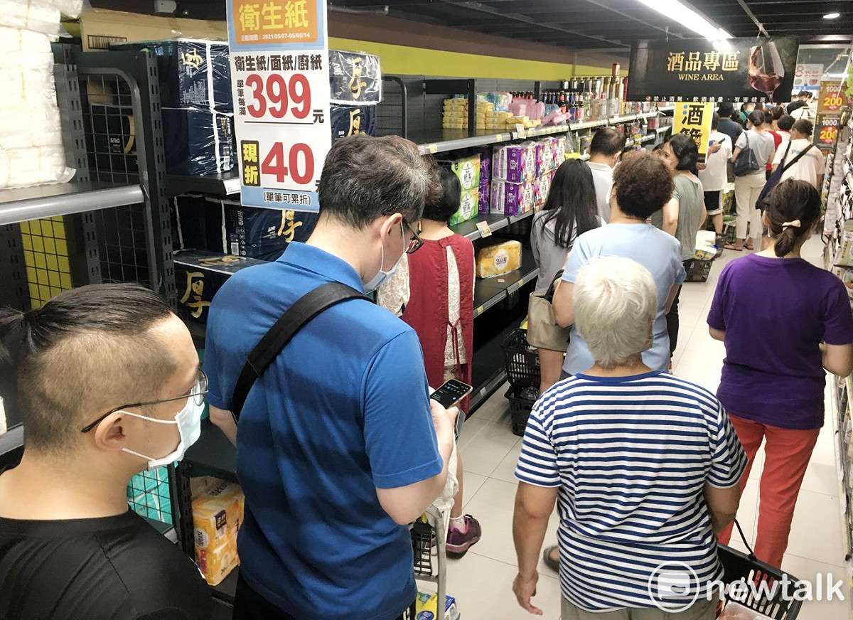 超市內的走道擠爆了等著結帳的民眾。 圖：張良一/攝