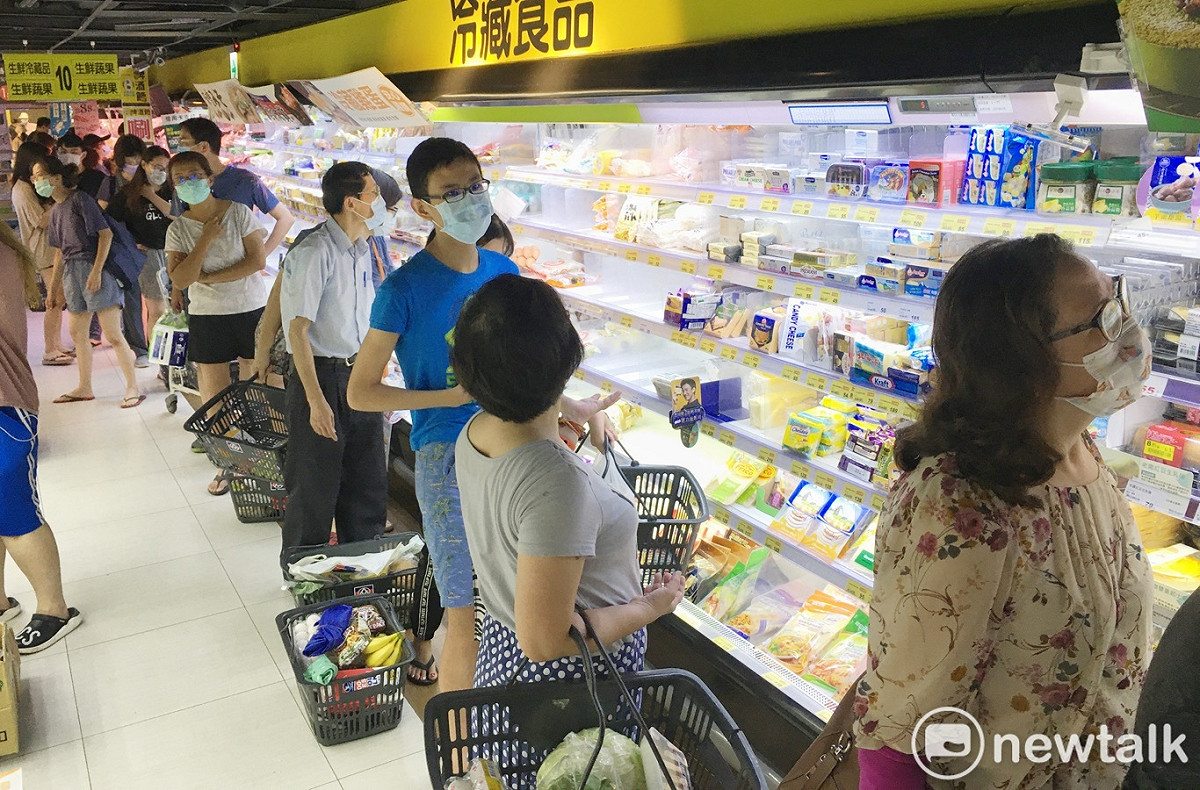 超市內的走道擠爆了等著結帳的民眾。 圖：張良一/攝