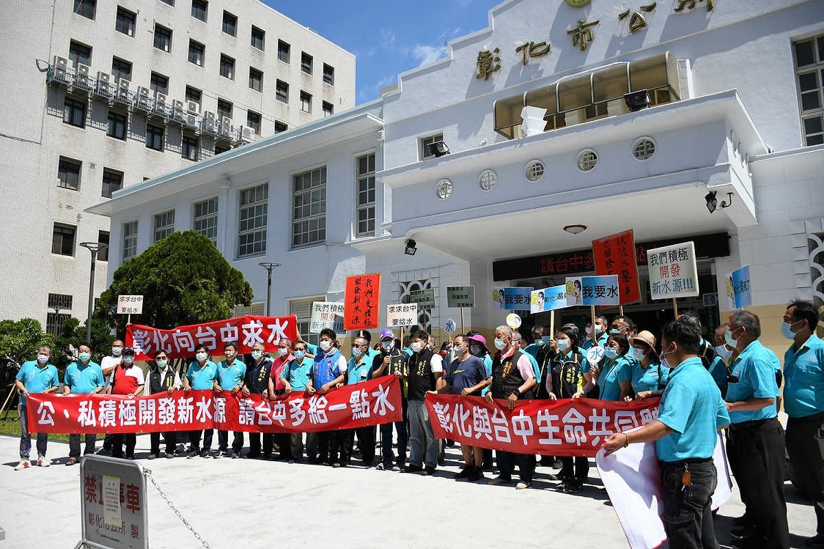限水措施實施後供水狀況不穩定，彰化市長林世賢和全市里長站出來為民請命，籲請增加水源與供水穩定。 圖 : 彰化市公所/提供