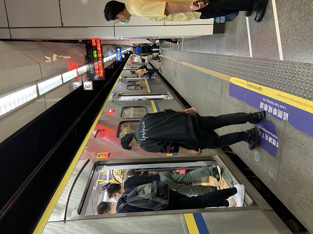 台灣疫情急速升溫，已經連日破百本土確診案例。在雙北三級警戒狀況下，交通人數銳減。 圖：張家寧／攝