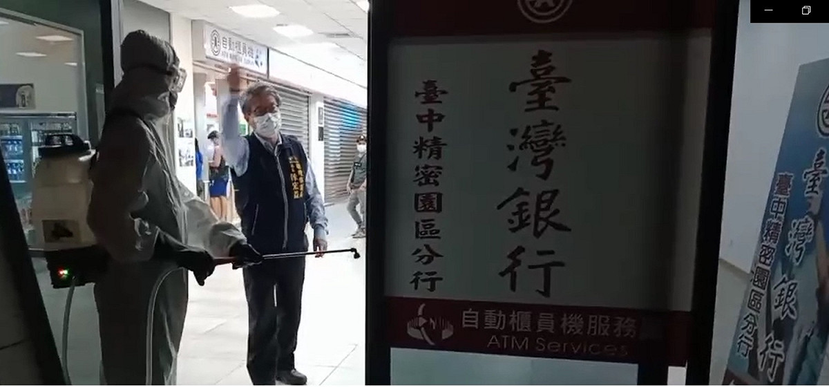 台中市環保局連夜到確診個案足跡相關地點消毒。 圖 : 台中市政府/提供