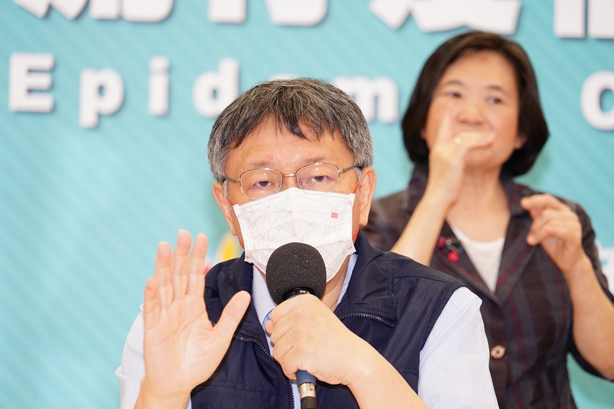 台北市長柯文哲與手語翻譯人員，手語人員未戴口罩。 圖 : 台北市政府 / 提供