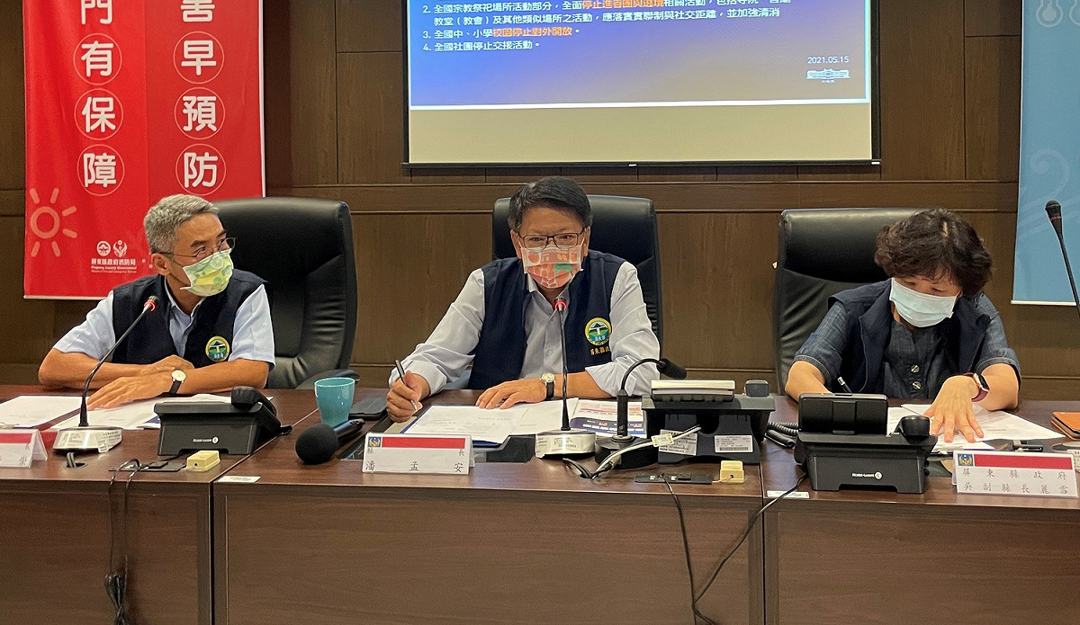 潘孟安(中)宣布屏縣提升為準三級警戒。 圖：屏東縣政府/提供
