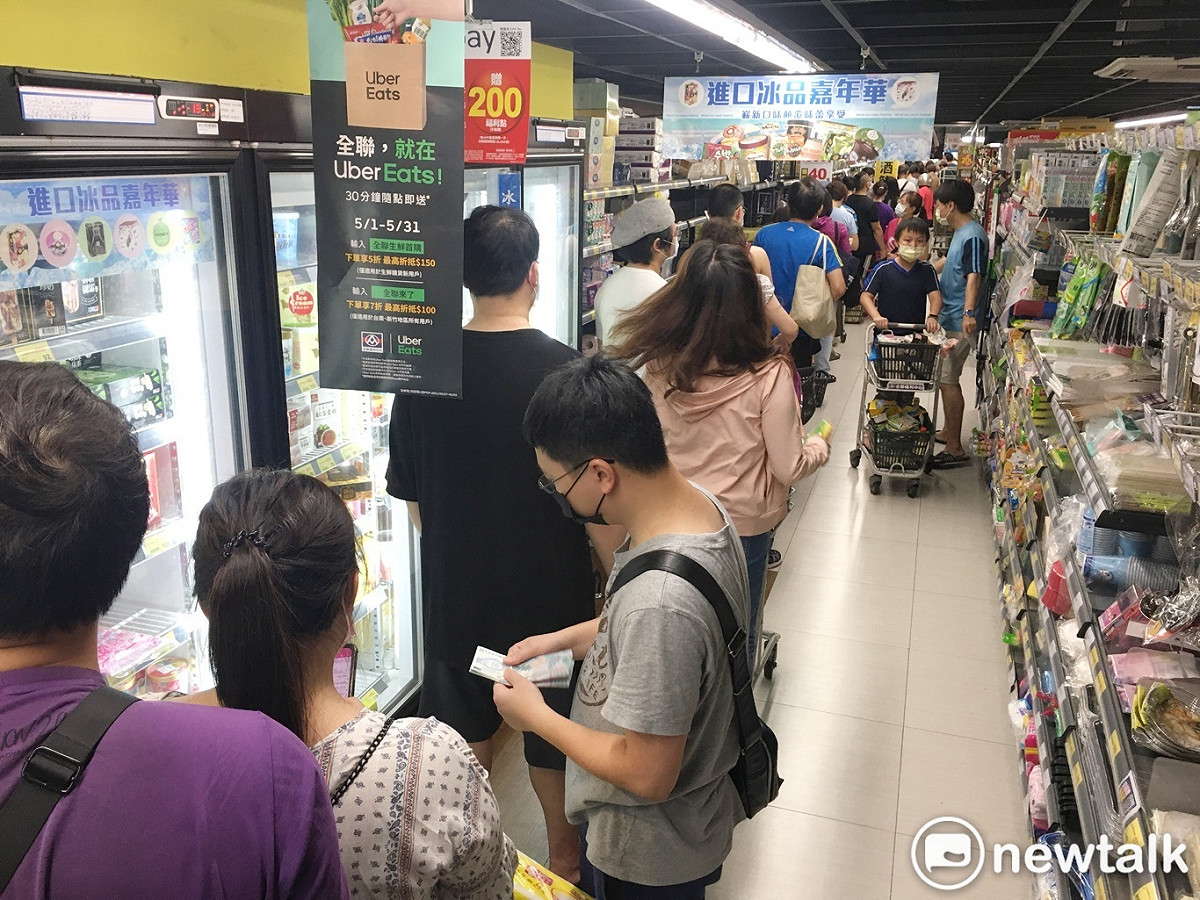 本土確診個案暴增，超市內出現大量民眾搶購物資，消基會建議政府調整賣場營業防疫措施。（資料照） 圖：張良一/攝