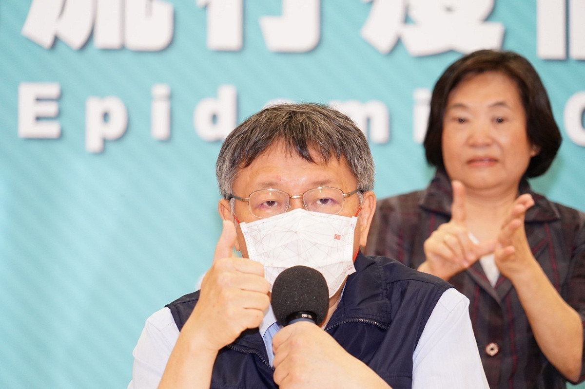 熱心的網友解釋，手譯員不戴口罩是國際通例，因為臉部表情也是翻譯的一環，戴上口罩會遮擋、影響翻譯內容。 圖 : 台北市政府 / 提供