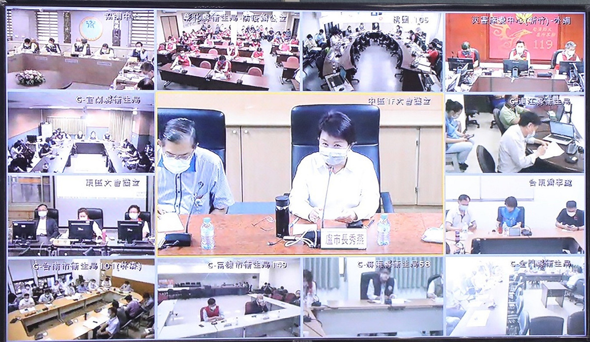 中央流行疫情指揮中心今日下午與各縣市政府緊急召開視訊會議，台中市長盧秀燕與會向中央爭取產業紓困補助。 圖 : 台中市政府/提供