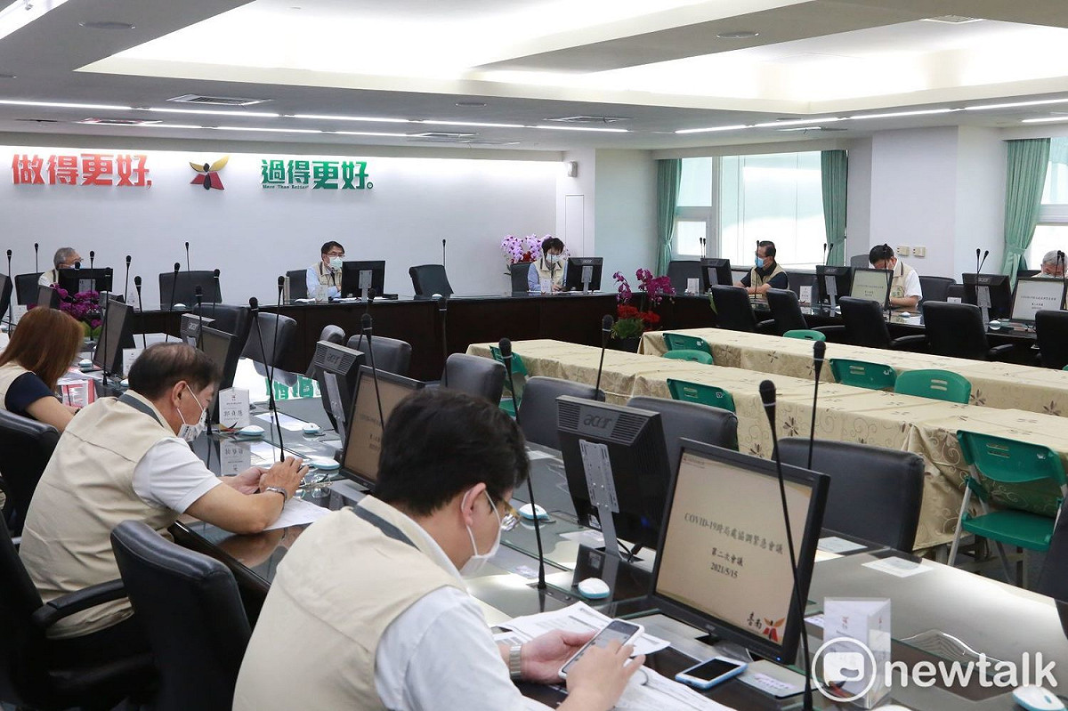 台南市長黃偉哲今日召集副市長、秘書長及各局處首長，召開COVID-19跨局處協調緊急會議。 圖：台南市政府 / 提供