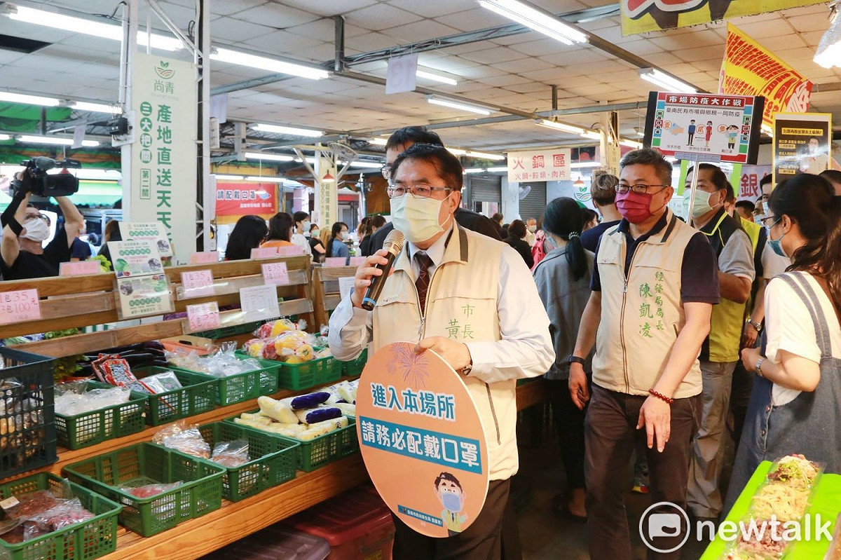 台南市長黃偉哲與經發局長陳凱凌、市場處長陳豪吉與在地里長前往崇義黃昏市場視察防疫作為，宣導保持社交距離、戴好口罩，並且盡量以外帶為主。 圖：黃博郎／攝