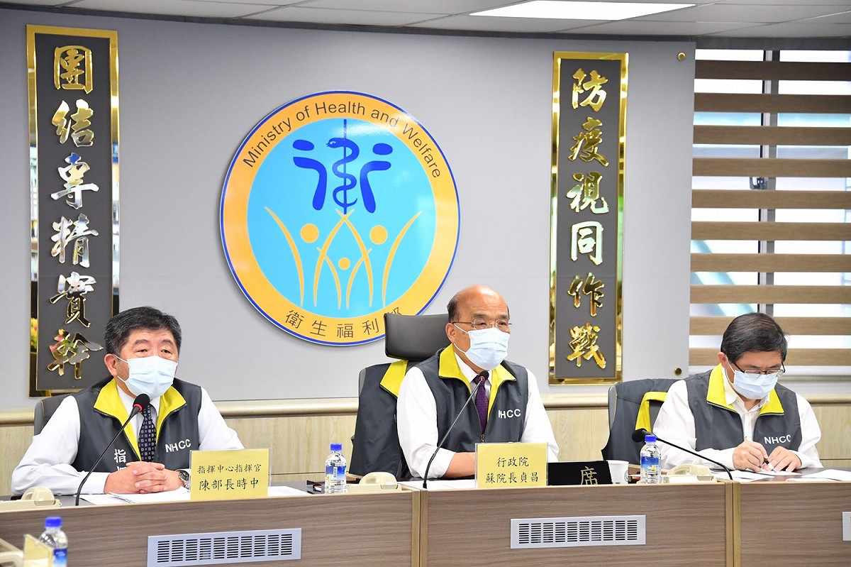 行政院長蘇貞昌今（15）日視察「中央流行疫情指揮中心」。