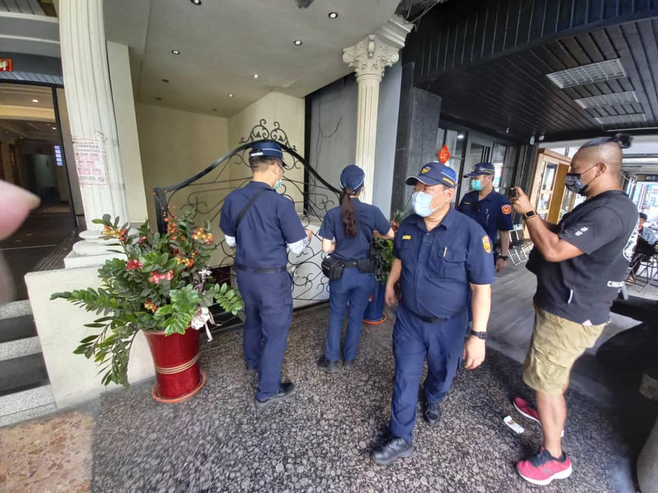 新興分局動員警力至轄內各電子遊戲場、健身中心、KTV、MTV、養生館、酒店酒吧、舞廳等休閒娛樂處所加強勸導業者遵守規定停止營業。 圖/高雄市政府警察局新興分局 臉書粉專