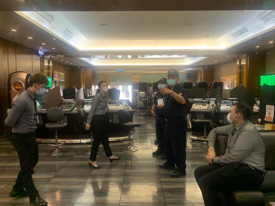 新興分局動員警力至轄內各電子遊戲場、健身中心、KTV、MTV、養生館、酒店酒吧、舞廳等休閒娛樂處所加強勸導業者遵守規定停止營業。 圖/高雄市政府警察局新興分局 臉書粉專