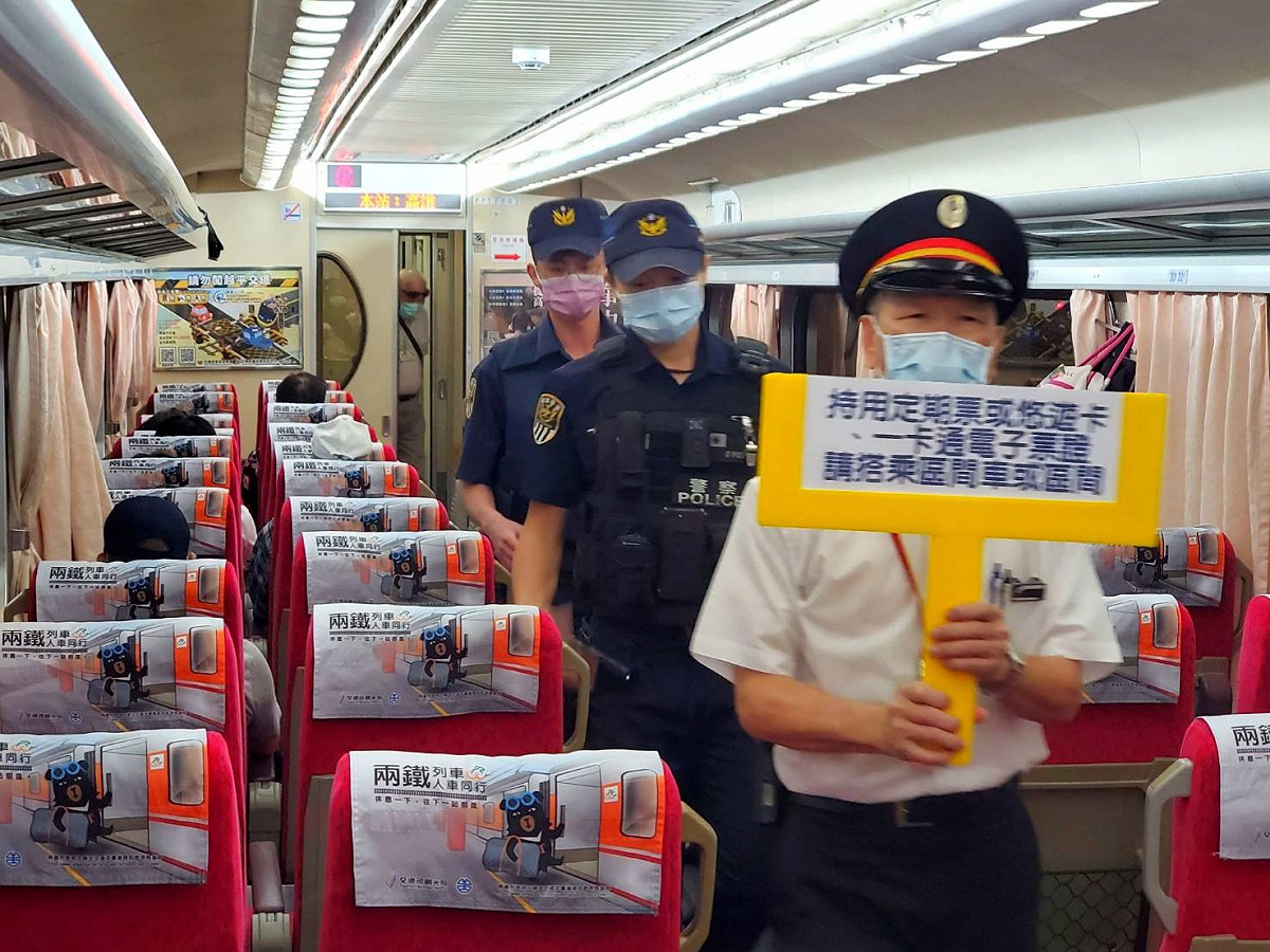 疫情警戒升至第3級，台鐵局加強宣導相關防疫措施。 圖：台鐵局／提供