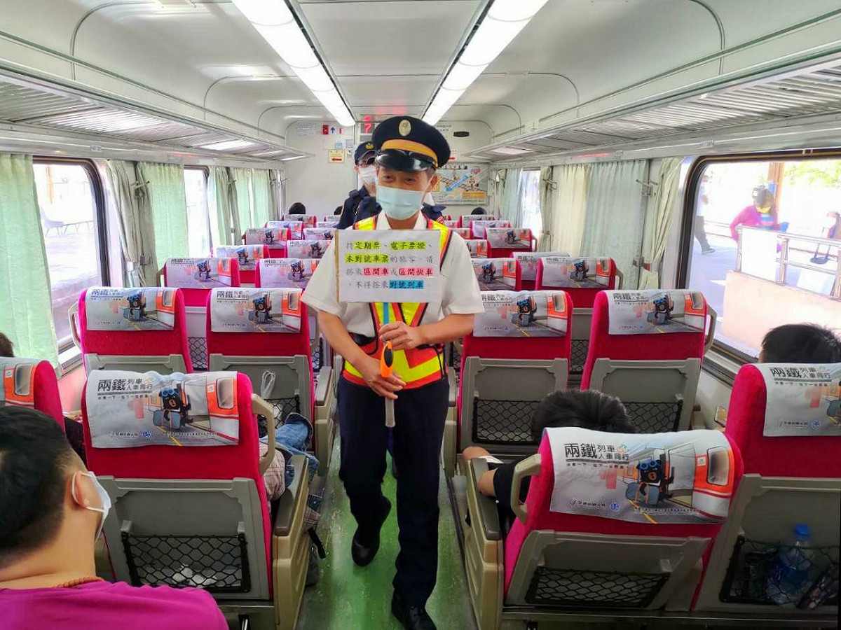 疫情警戒升至第3級，台鐵局加強宣導相關防疫措施。 圖：台鐵局／提供