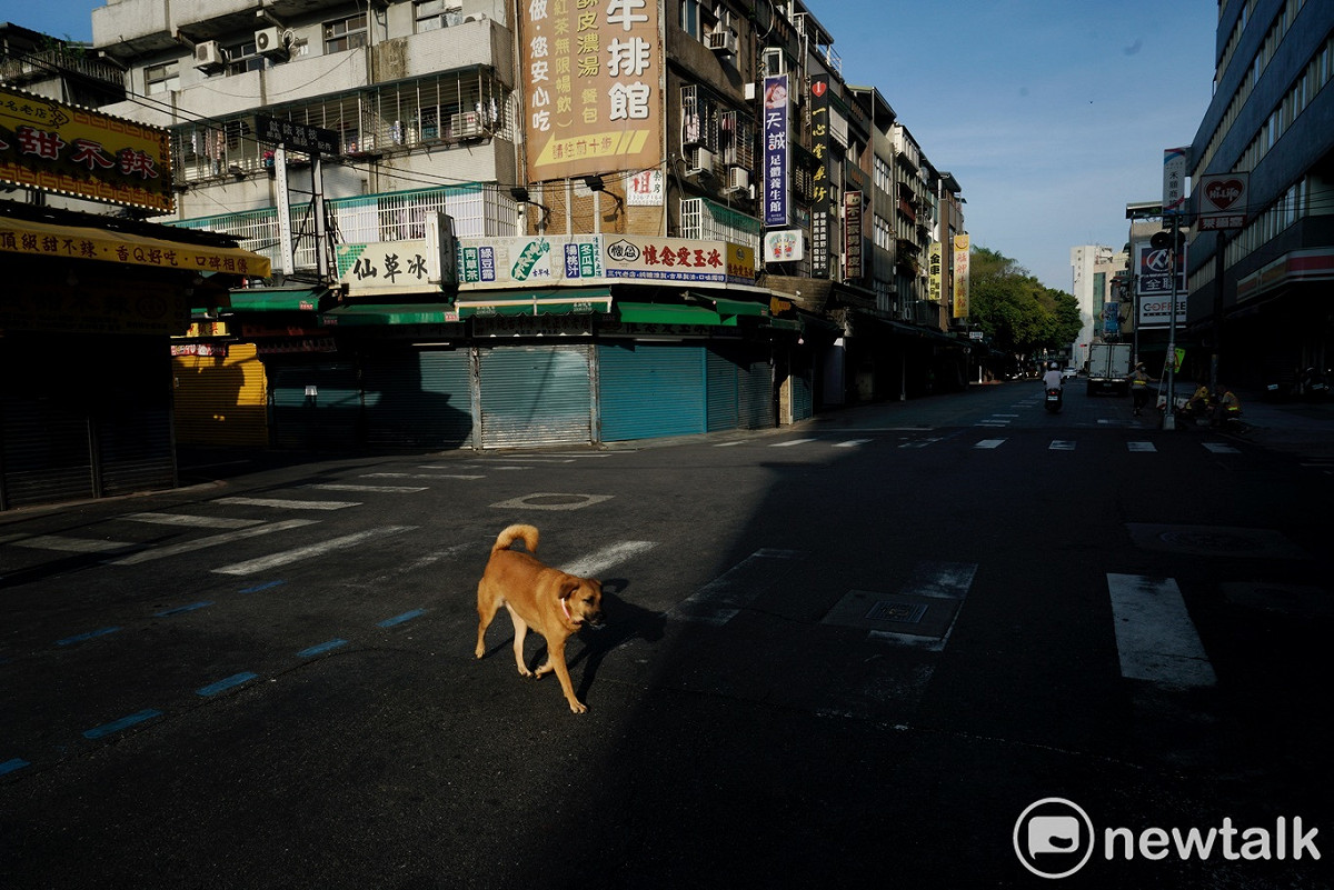 華西街夜市外的廣州街街上不見人車。 圖：張良一/攝