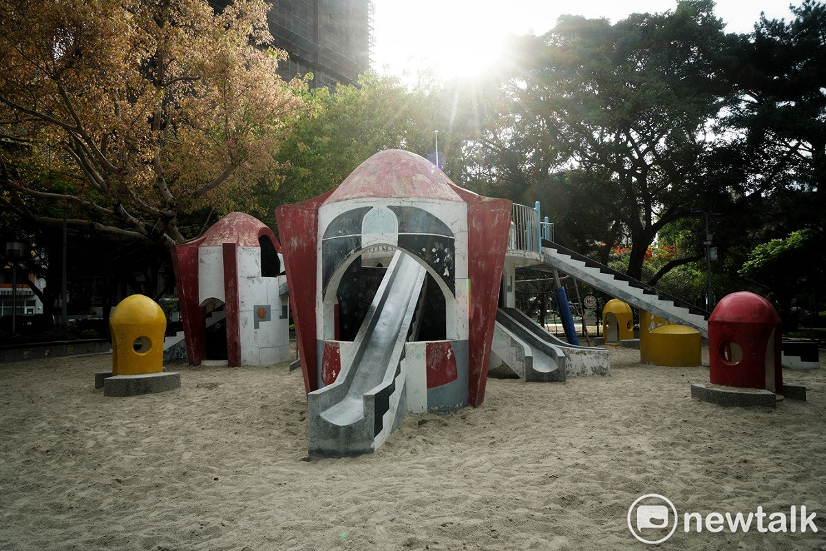 青年公園在假日時總是西門町紅樓後面的酒吧停止營業，桌椅就集中在空蕩蕩毫無一位遊客的廣場上。擠滿小朋友的遊樂設施也顯得空蕩蕩。 圖：張良一/攝