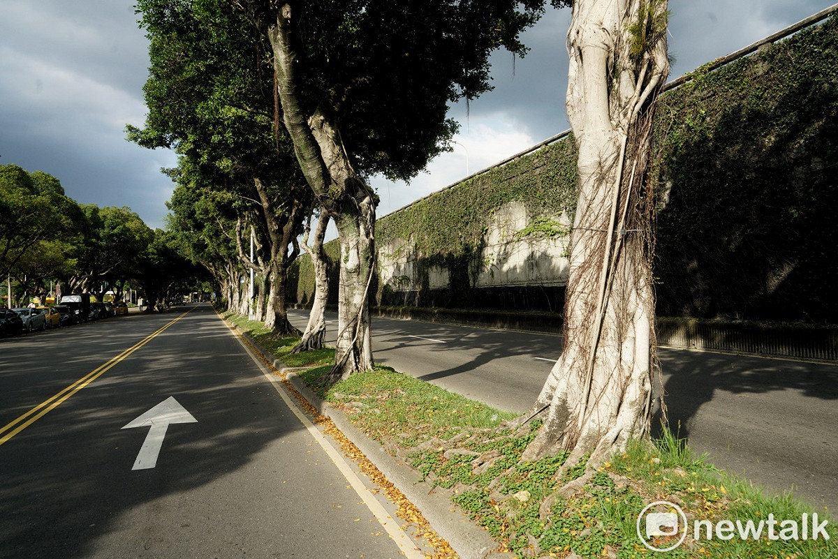 汽車右轉時應切至「最外側」車道，行駛至路口後再右轉，新法預計最快11月底上路，違反規定者將可處600到1800元。 圖：張良一/攝