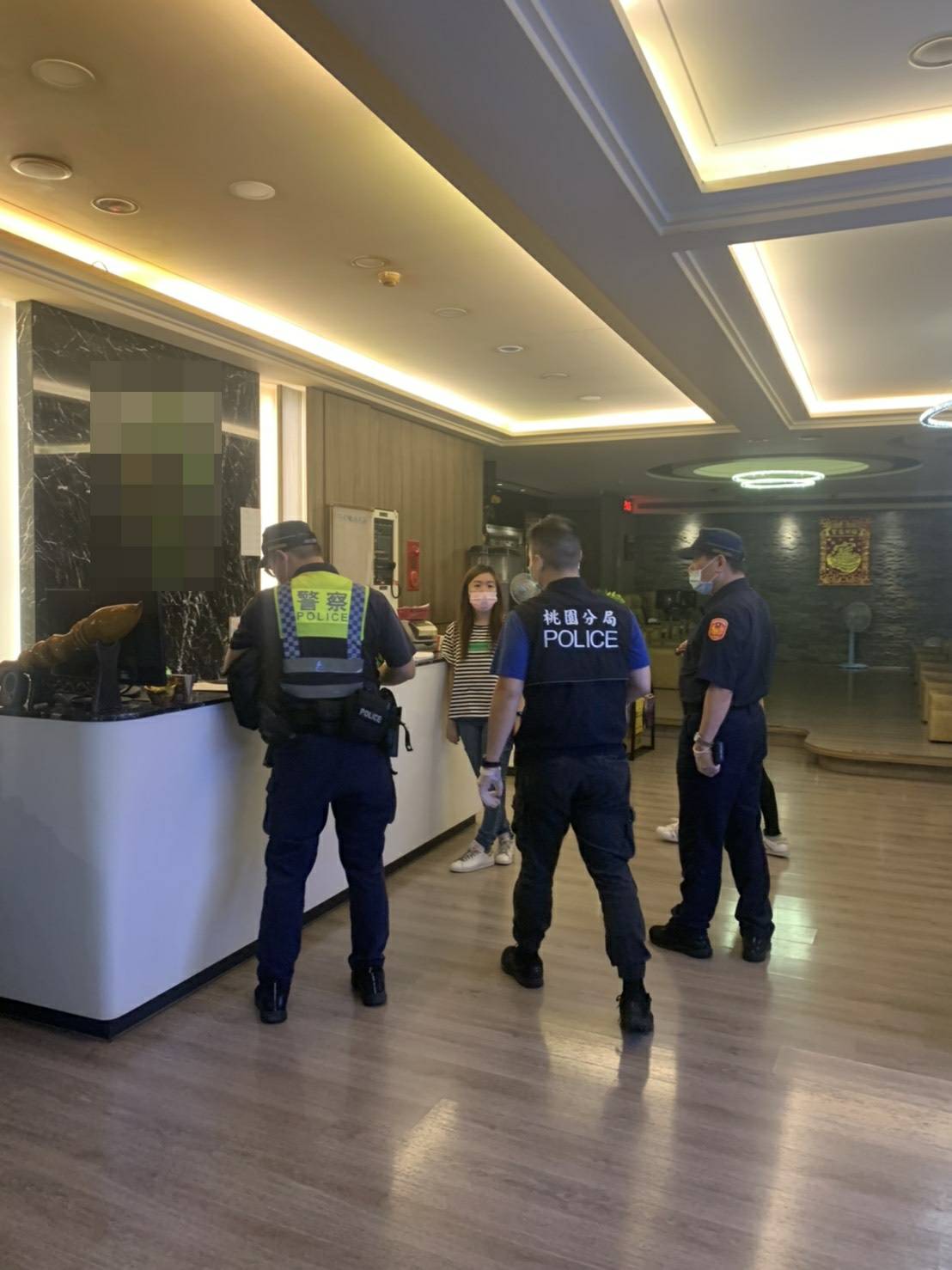 桃園警方針對應停業之娛樂場所進行宣導，提醒業者依法暫停營業至6/8。 圖：桃園分局/提供