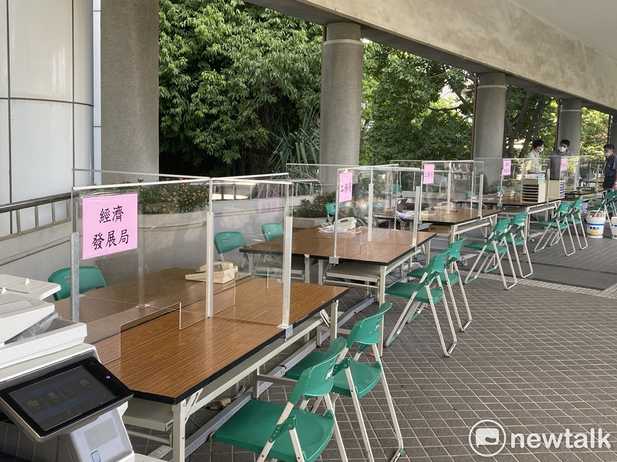 台南市政府今日宣布，隨著疫情持續延燒，台南市政府雙市政中心自明日起，實施統一洽公，並設置物流外送專用區等管制措施，永華市政中心洽公處設在二樓迴廊樓、民治市政中心洽公處設在行政大樓前玄關。 圖：台南市政府提供