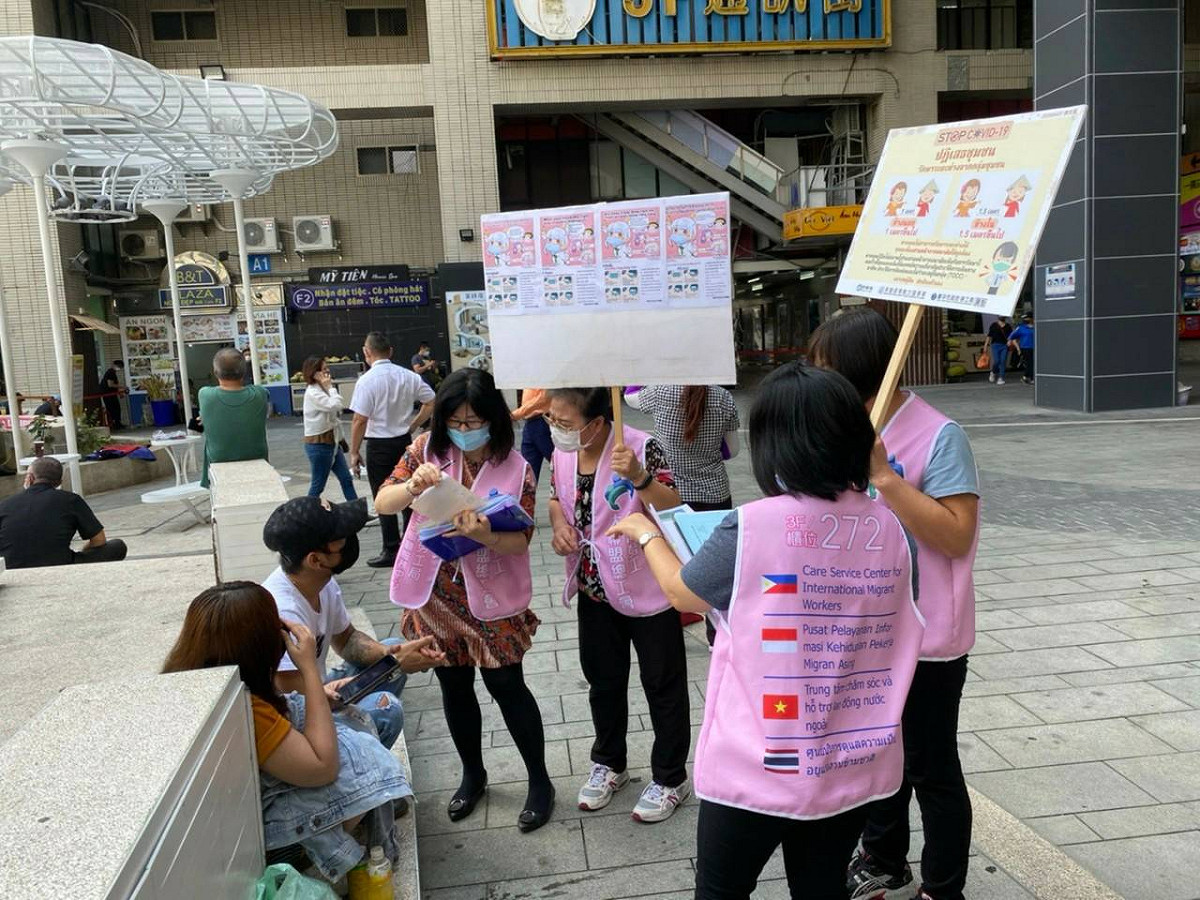中市勞工局派員到東協廣場加強移工防疫宣導。 台中市政府/提供