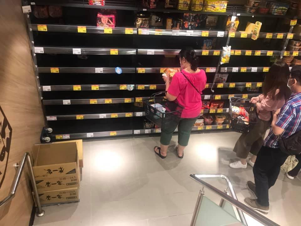 民眾連日恐慌掃貨已成外媒關注焦點 圖:擷取自臉書爆怨公社