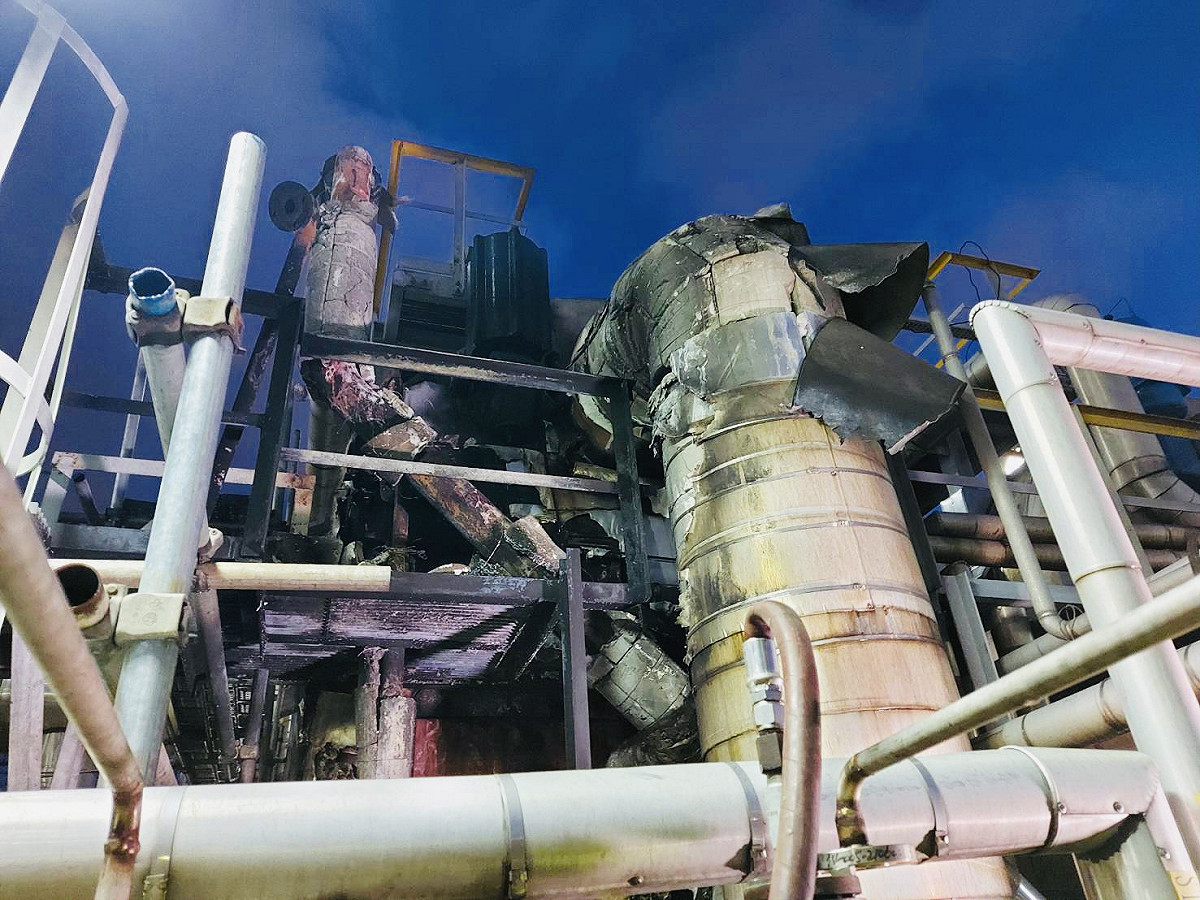 林園工業區聯成化工製程設備燒毀。 圖：高雄市環保局/提供