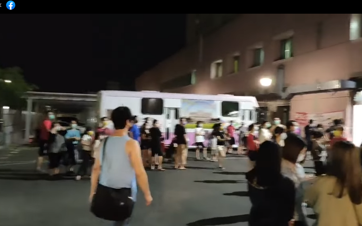 上百民眾16日晚間連夜趕到部立彰化醫院要進行快篩。 圖：翻攝彰化縣媒體記者協會臉書
