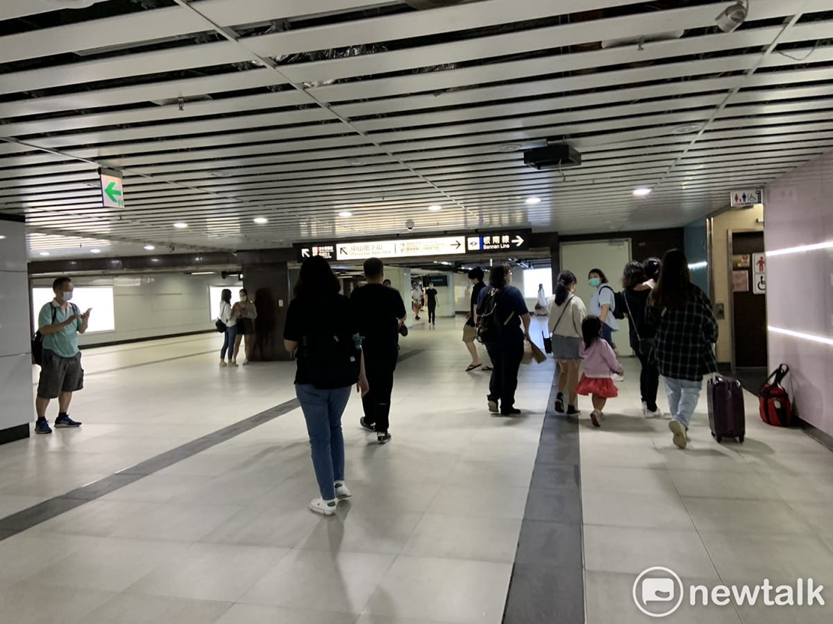 由於國內疫情擴散，指揮中心建議民眾將電子票證上網登入「記名」實聯制（圖為台北車站）。 圖：張家寧／攝