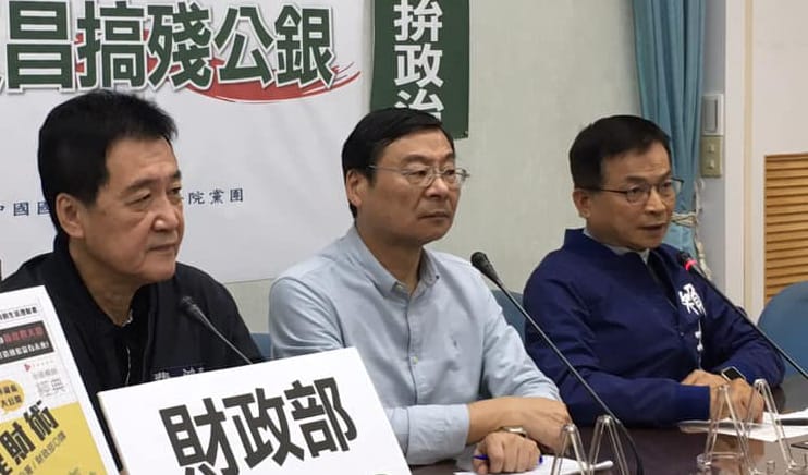 國民黨立院黨團總召費鴻泰（左）才批AZ疫苗不好，嗆陳時中應該下台，沒想到同黨立委賴士葆（右）自費接種AZ疫苗。 圖：翻攝自費鴻泰臉書