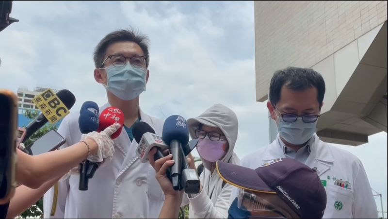亞東醫院副院長邱冠明證實院內有7人確診。 圖／NOWnews攝影
