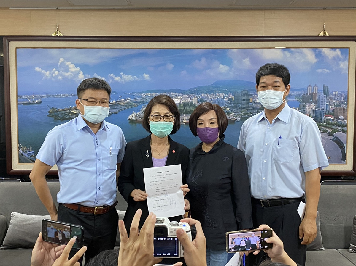 高雄市議長曾麗燕(左二)與三黨團決議定期大會順延。 圖：高雄市議會/提供