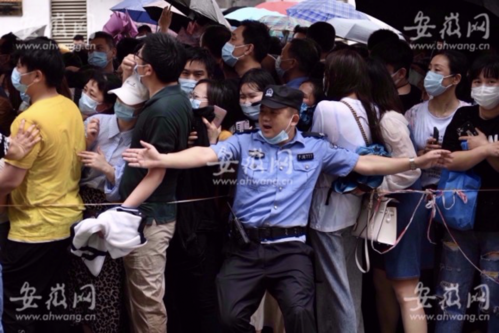 安徽民眾大排長龍等候接種疫苗。 圖：翻攝自微博