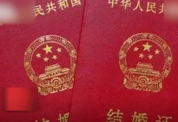 中國湖南省平江縣婚姻登記事務所為了避免人手不足，竟公告當天暫停受理離婚登記。 圖 : 翻攝自騰訊網