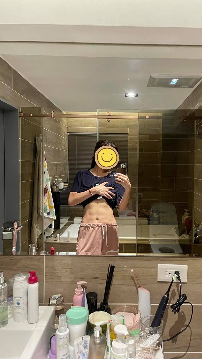 昨（16）深夜小禎突po出撩衣曬腹肌。 圖：翻攝自小禎FB
