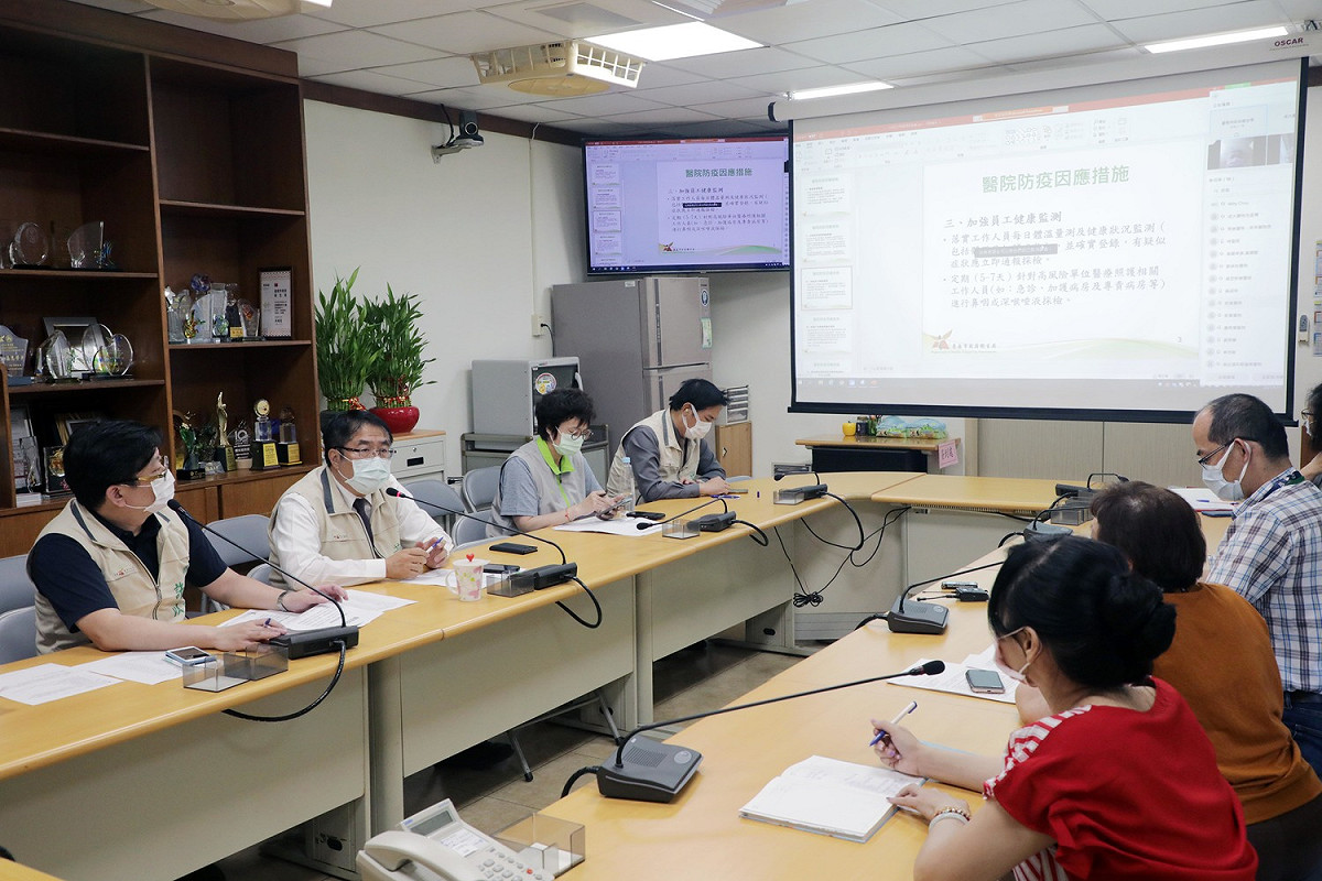 為確保台南市醫院對疫情的因應及保全醫療量能，台南市長黃偉哲邀集南區傳染病防治醫療網莊銀清指揮官、衛生局及南市15家醫院院長召開線上會議。 圖：台南市政府提供