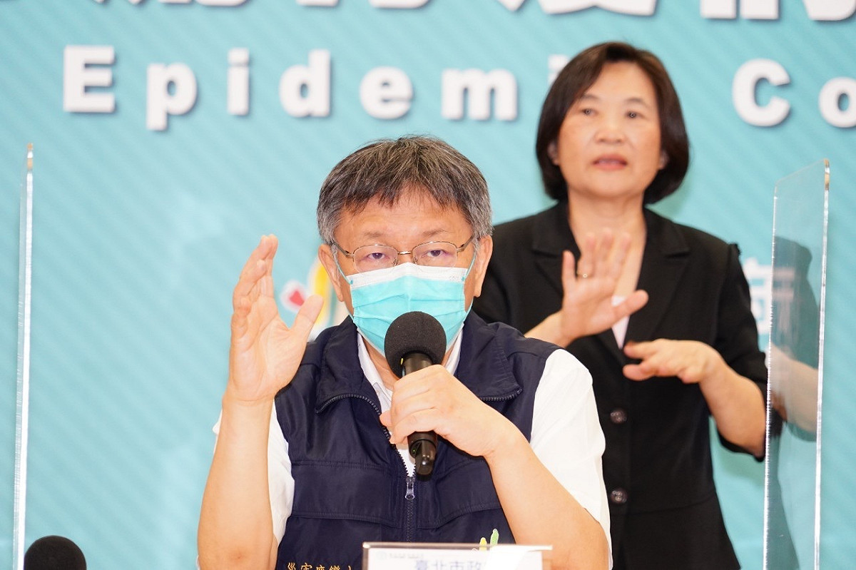 北市府防疫記者會都會有一名手語老師協助傳播資訊，讓聾啞人士也能獲得最新訊息。 圖：台北市政府 / 提供