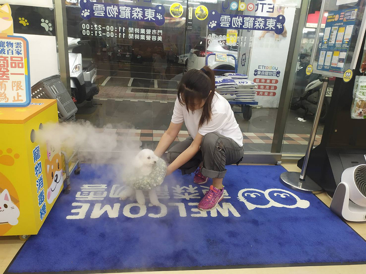 民眾攜帶寵物在寵物健康生活站消毒。  圖：新北市動保處提供