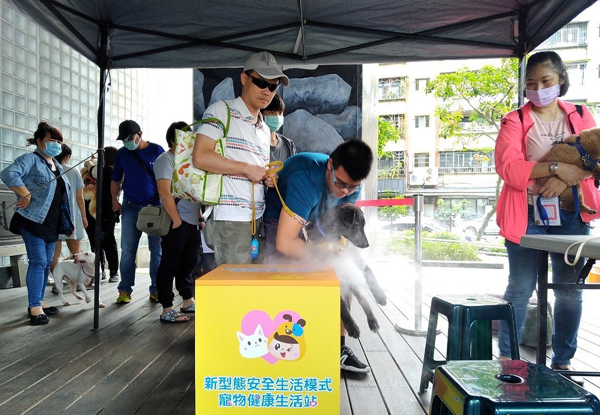 新北市動保處在全市設置46處寵物健康生活站，供民眾帶毛寶貝抗疫消毒。 圖：新北市動保處提供