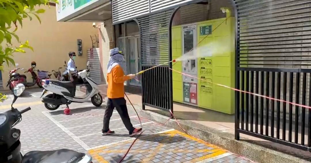 屏東縣府衛生局快速完成確診者足跡地點的消毒作業。 圖：屏東縣政府/提供