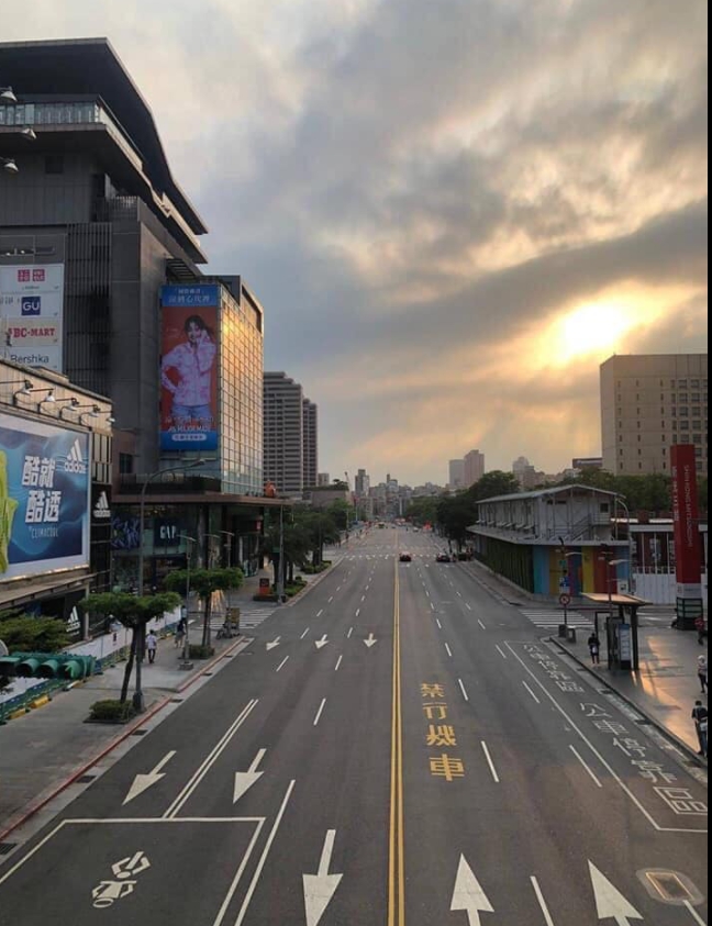 賴士葆抨擊，我們肯定台灣人自動封城，但是真的不必造假自誇。 圖 : 翻攝自賴士葆臉書
